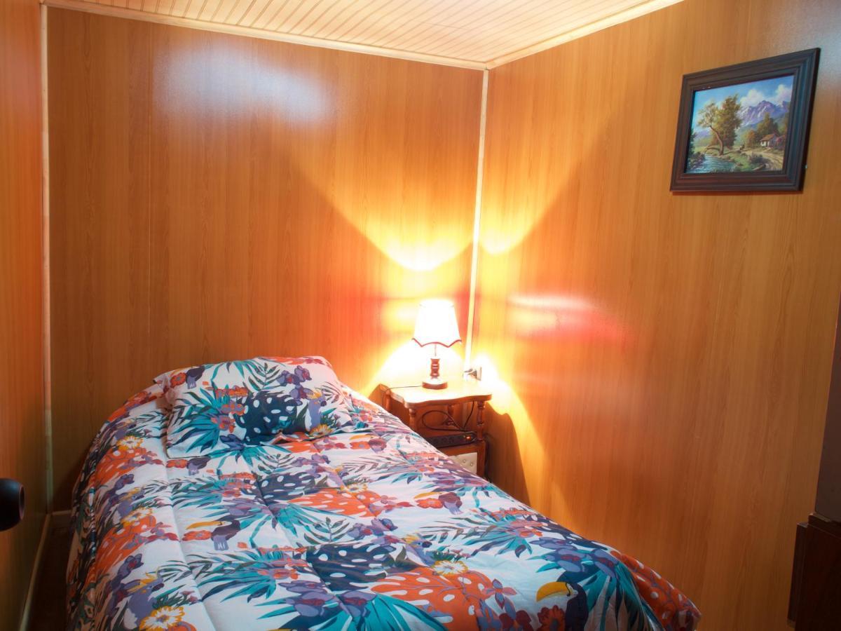 Hostal Traveltour El Campesino Puerto Natales Bagian luar foto